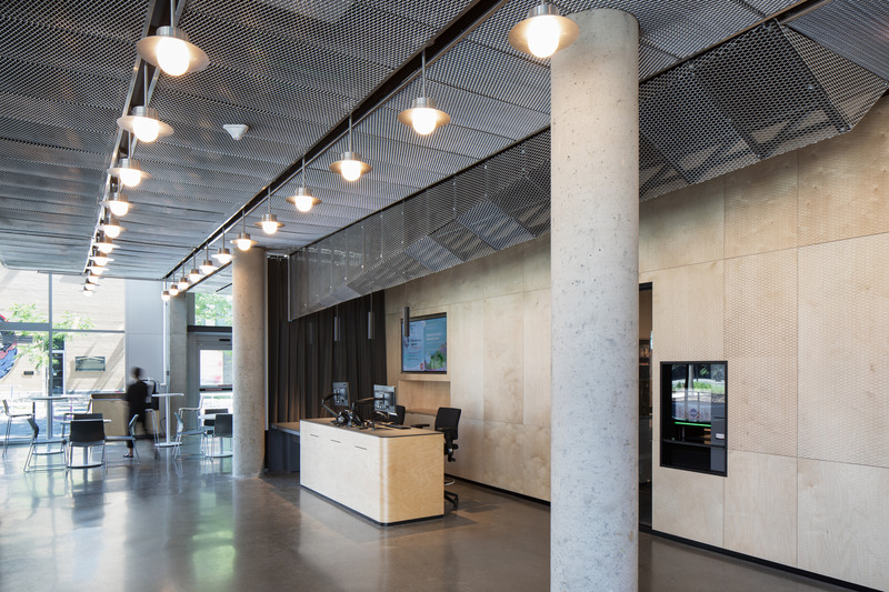 Dossier de presse | 612-23 - Communiqué de presse | La Bibliothèque Maisonneuve : une jolie danse entre deux époques - EVOQ Architecture - Architecture institutionnelle -  Aire d’accueil, aile est  - Crédit photo : Adrien Williams