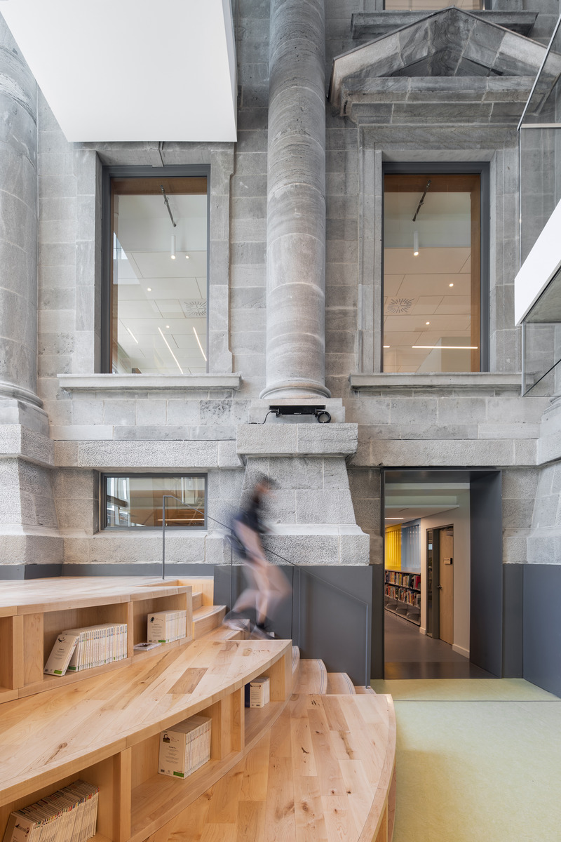 Dossier de presse | 612-23 - Communiqué de presse | La Bibliothèque Maisonneuve : une jolie danse entre deux époques - EVOQ Architecture - Architecture institutionnelle -  Gradins de l'aire enfants, atrium ouest   - Crédit photo : Adrien Williams
