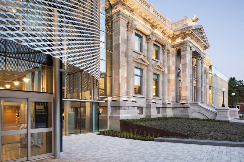 Dossier de presse | 612-23 - Communiqué de presse | La Bibliothèque Maisonneuve : une jolie danse entre deux époques - EVOQ Architecture - Architecture institutionnelle -  Vue partielle de l’entrée principale, avec bâtiment historique en arrière-plan <br style=""> - Crédit photo : Adrien Williams
