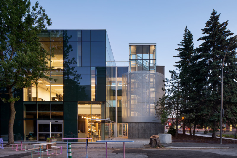 Dossier de presse | 612-23 - Communiqué de presse | La Bibliothèque Maisonneuve : une jolie danse entre deux époques - EVOQ Architecture - Architecture institutionnelle -  Façade latérale montrant tourelle, vue à partir de la rue Desjardins   - Crédit photo : Adrien Williams
