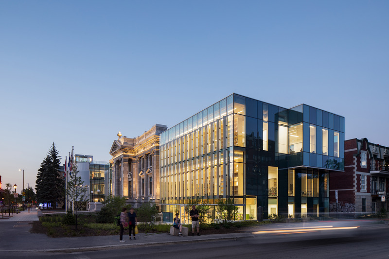 Dossier de presse | 612-23 - Communiqué de presse | La Bibliothèque Maisonneuve : une jolie danse entre deux époques - EVOQ Architecture - Architecture institutionnelle -  Vue nocturne depuis le boulevard Pie-IX   - Crédit photo : Adrien Williams
