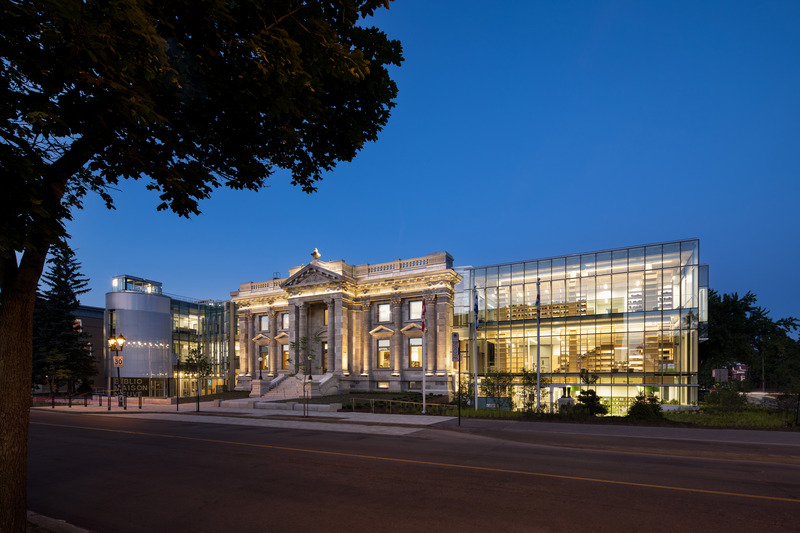 Dossier de presse | 612-23 - Communiqué de presse | La Bibliothèque Maisonneuve : une jolie danse entre deux époques - EVOQ Architecture - Architecture institutionnelle -  Vue nocturne, depuis la rue Ontario   - Crédit photo : Adrien Williams