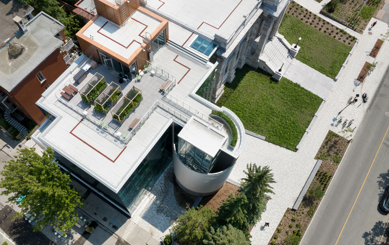 Dossier de presse | 612-23 - Communiqué de presse | La Bibliothèque Maisonneuve : une jolie danse entre deux époques - EVOQ Architecture - Architecture institutionnelle -  Vue aérienne, aile est montrant toit-terrasse, tourelle et aménagement paysager - Crédit photo : Adrien Williams