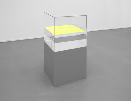 Press kit | 873-01 - Press release | Superbodies - The city of Hasselt - Event + Exhibition - Ann Veronica Janssens Yelllow Yellow2010glass, paraffin oil, fluo serigraph, wooden base50 x 50 x 101 cmcourtesy Galerie Micheline Szwajcer
