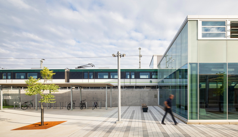 Dossier de presse | 865-60 - Communiqué de presse | Accélérer la mise en œuvre d’infrastructures durables par le design : le nouveau Réseau express métropolitain de Montréal - Lemay | Bisson Fortin | Perkins&Will - Design urbain - Station Brossard - Crédit photo : Adrien Williams