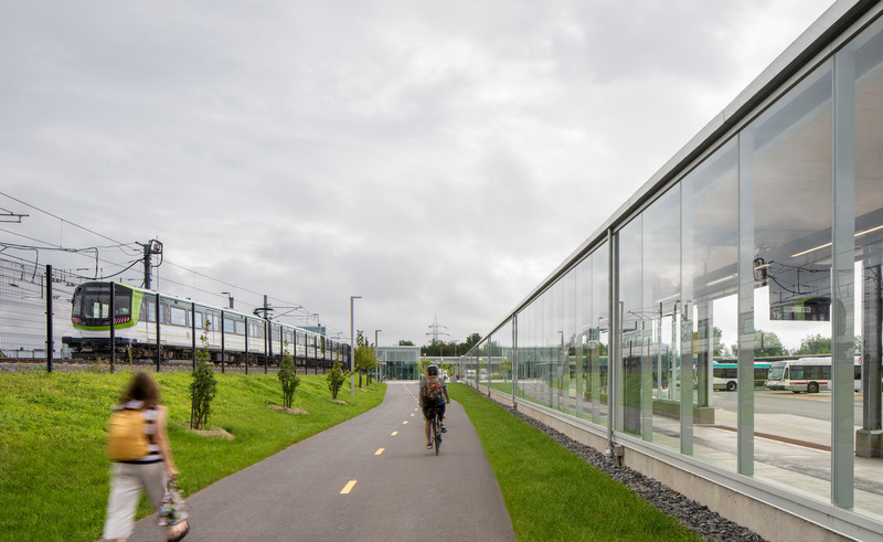 Dossier de presse | 865-60 - Communiqué de presse | Accélérer la mise en œuvre d’infrastructures durables par le design : le nouveau Réseau express métropolitain de Montréal - Lemay | Bisson Fortin | Perkins&Will - Design urbain - Station Brossard - Crédit photo : Adrien Williams