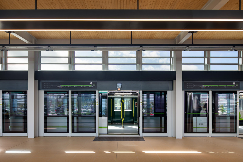 Dossier de presse | 865-60 - Communiqué de presse | Accélérer la mise en œuvre d’infrastructures durables par le design : le nouveau Réseau express métropolitain de Montréal - Lemay | Bisson Fortin | Perkins&Will - Design urbain - Station Brossard - Crédit photo : Adrien Williams