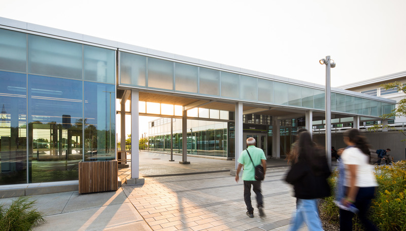 Dossier de presse | 865-60 - Communiqué de presse | Accélérer la mise en œuvre d’infrastructures durables par le design : le nouveau Réseau express métropolitain de Montréal - Lemay | Bisson Fortin | Perkins&Will - Design urbain - Station Brossard - Crédit photo : Adrien Williams