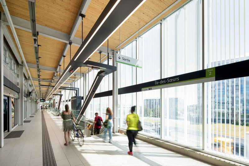 Dossier de presse | 865-60 - Communiqué de presse | Accélérer la mise en œuvre d’infrastructures durables par le design : le nouveau Réseau express métropolitain de Montréal - Lemay | Bisson Fortin | Perkins&Will - Design urbain - Station Île-des-Soeurs - Crédit photo : Adrien Williams