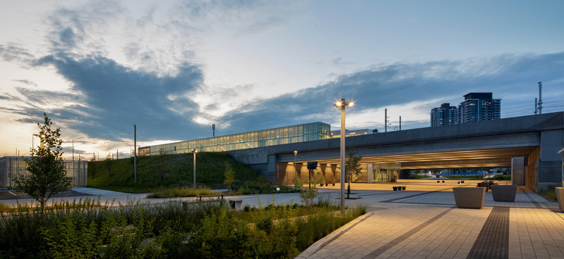 Dossier de presse | 865-60 - Communiqué de presse | Accélérer la mise en œuvre d’infrastructures durables par le design : le nouveau Réseau express métropolitain de Montréal - Lemay | Bisson Fortin | Perkins&Will - Design urbain - Station Île-des-Soeurs - Crédit photo : Adrien Williams