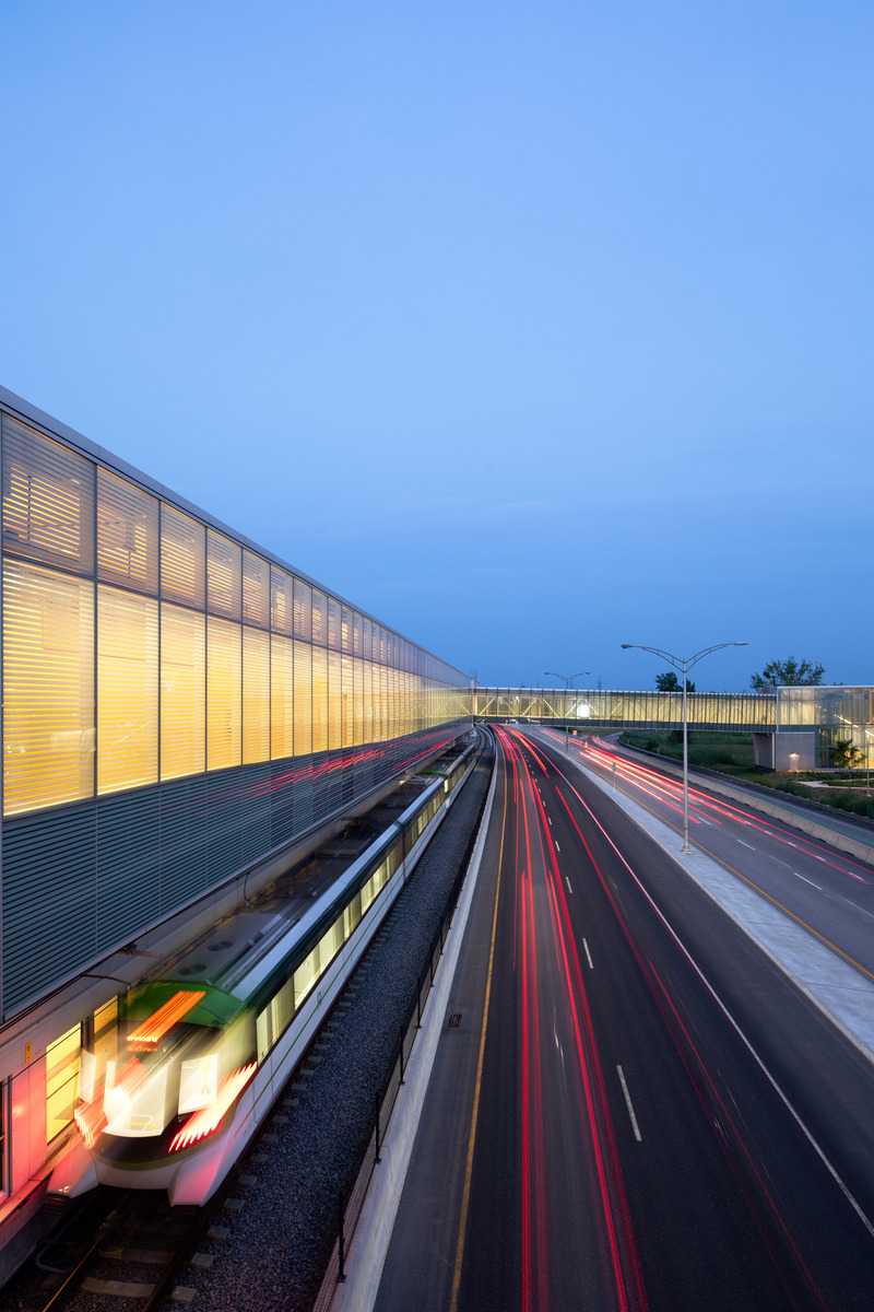 Dossier de presse | 865-60 - Communiqué de presse | Accélérer la mise en œuvre d’infrastructures durables par le design : le nouveau Réseau express métropolitain de Montréal - Lemay | Bisson Fortin | Perkins&Will - Design urbain - Station Du Quartier - Crédit photo : Adrien Williams