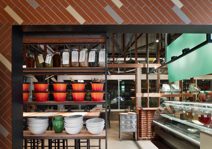 Dossier de presse | 1048-02 - Communiqué de presse | Lancement d'un nouveau studio design 3rd Uncle’s John Tong, +tongtong - +tongtong - Évènement + Exposition - Cafe Belong - Won Best of Canada's Award by the Canadian Interior's Magazine<br>Lead designer John Tong with 3rd Uncle - Crédit photo : Tom Arban