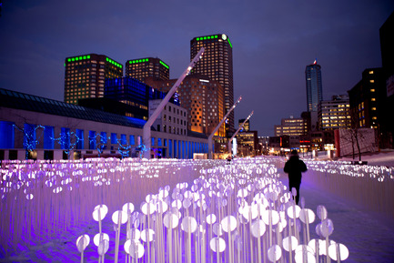Dossier de presse | 583-08 - Communiqué de presse | Luminothérapie au Quartier des spectacles (Montréal): inauguration des créations 2013-2014 - Partenariat du Quartier des spectacles - Évènement + Exposition - Entre les rangs, Place des Festivals Kanva - Crédit photo : Cindy Boyce 