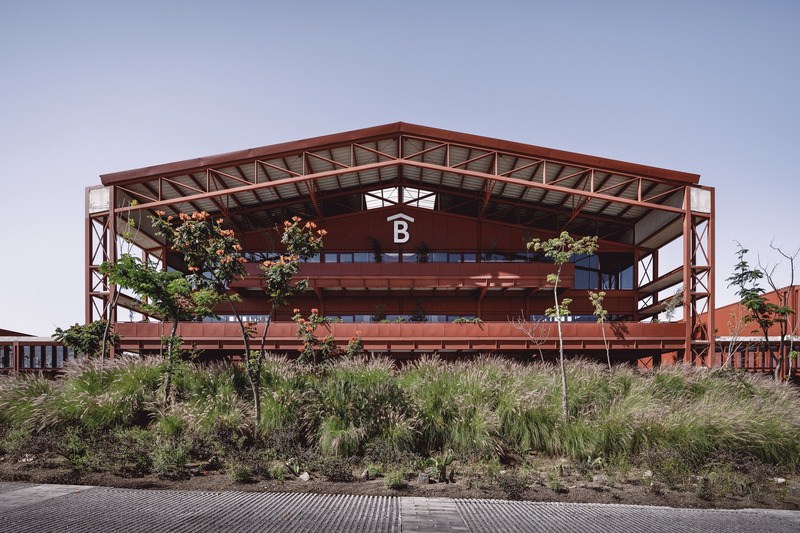 Dossier de presse | 4709-05 - Communiqué de presse | Dezeen Awards 2023 Reveals the Best Architecture, Interiors and Design Around the World - Dezeen - Architecture résidentielle - Architecture - Workplace project - Campus Betterware Guadalajara CBG by Estudio MMX - Crédit photo : Estudio MMX