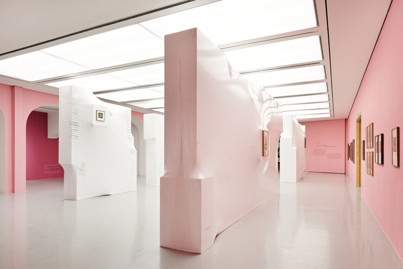 Dossier de presse | 4709-05 - Communiqué de presse | Dezeen Awards 2023 Reveals the Best Architecture, Interiors and Design Around the World - Dezeen - Architecture résidentielle - Exhibition design (interior) - The Golden Age of Grotesque (Paula Rego. There and back again - Kestner Gesellschaft Hannover) by DIDIER FIÚZA FAUSTINO _ MESARCHITECTURE  - Crédit photo : César Béjar