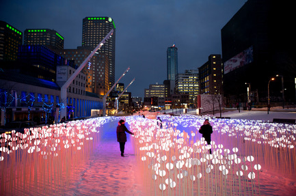 Dossier de presse | 583-08 - Communiqué de presse | Luminothérapie au Quartier des spectacles (Montréal): inauguration des créations 2013-2014 - Partenariat du Quartier des spectacles - Évènement + Exposition - Entre les rangs, Place des Festivals Kanva - Crédit photo : Cindy Boyce 