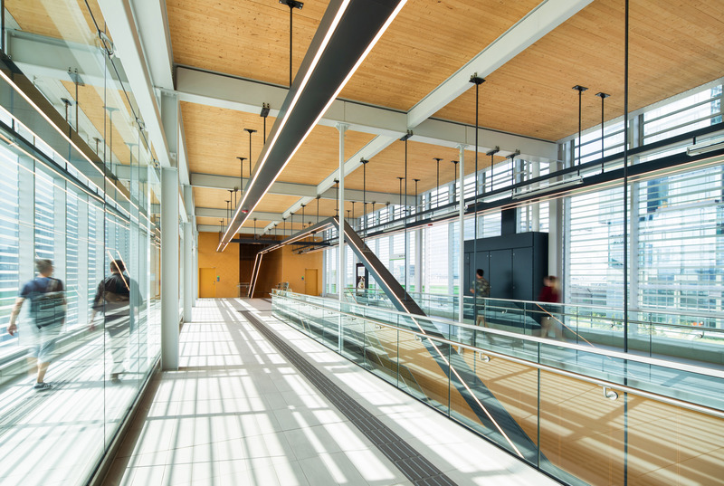 Dossier de presse | 865-60 - Communiqué de presse | Accélérer la mise en œuvre d’infrastructures durables par le design : le nouveau Réseau express métropolitain de Montréal - Lemay | Bisson Fortin | Perkins&Will - Design urbain - Station Du Quartier - Crédit photo : Adrien Williams