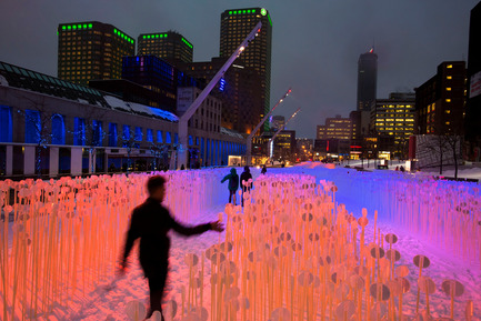 Dossier de presse | 583-08 - Communiqué de presse | Luminothérapie au Quartier des spectacles (Montréal): inauguration des créations 2013-2014 - Partenariat du Quartier des spectacles - Évènement + Exposition - Entre les rangs, Place des Festivals Kanva - Crédit photo : Martine Doyon