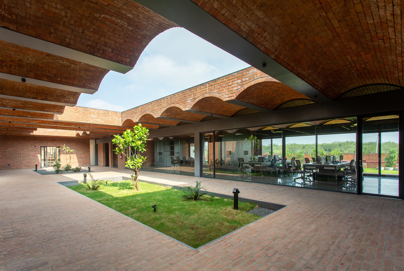 Press kit | 661-78 - Press release | World Architecture Festival 2023 – Day One Winners of International Architectural Awards Announced - World Architecture Festival (WAF) - Residential Architecture -  COMPLETED BUILDINGS-Metallic Bellows by KSM Architecture  - Photo credit: Sreenag Pictures
