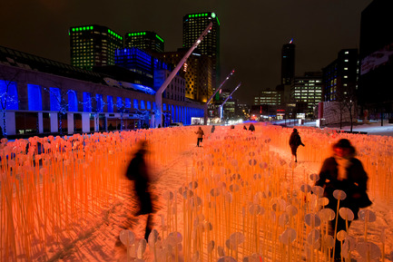 Dossier de presse | 583-08 - Communiqué de presse | Luminothérapie au Quartier des spectacles (Montréal): inauguration des créations 2013-2014 - Partenariat du Quartier des spectacles - Évènement + Exposition - Entre les rangs, Place des Festivals Kanva - Crédit photo : Martine Doyon