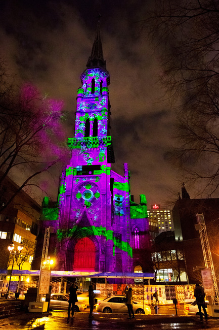 Dossier de presse | 583-08 - Communiqué de presse | Luminothérapie au Quartier des spectacles (Montréal): inauguration des créations 2013-2014 - Partenariat du Quartier des spectacles - Évènement + Exposition - Trouve Bob, Clocher UQAMChampagne Club Sandwich  - Crédit photo : Martine Doyon