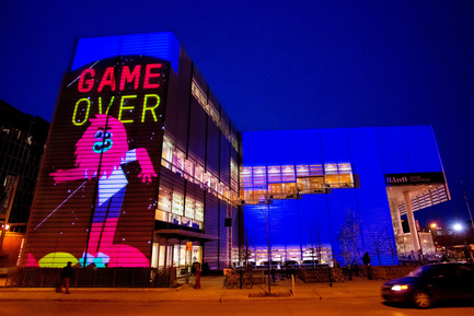 Dossier de presse | 583-08 - Communiqué de presse | Luminothérapie au Quartier des spectacles (Montréal): inauguration des créations 2013-2014 - Partenariat du Quartier des spectacles - Évènement + Exposition - Trouve Bob, Grande BibliothèqueChampagne Club Sandwich  - Crédit photo : Martine Doyon