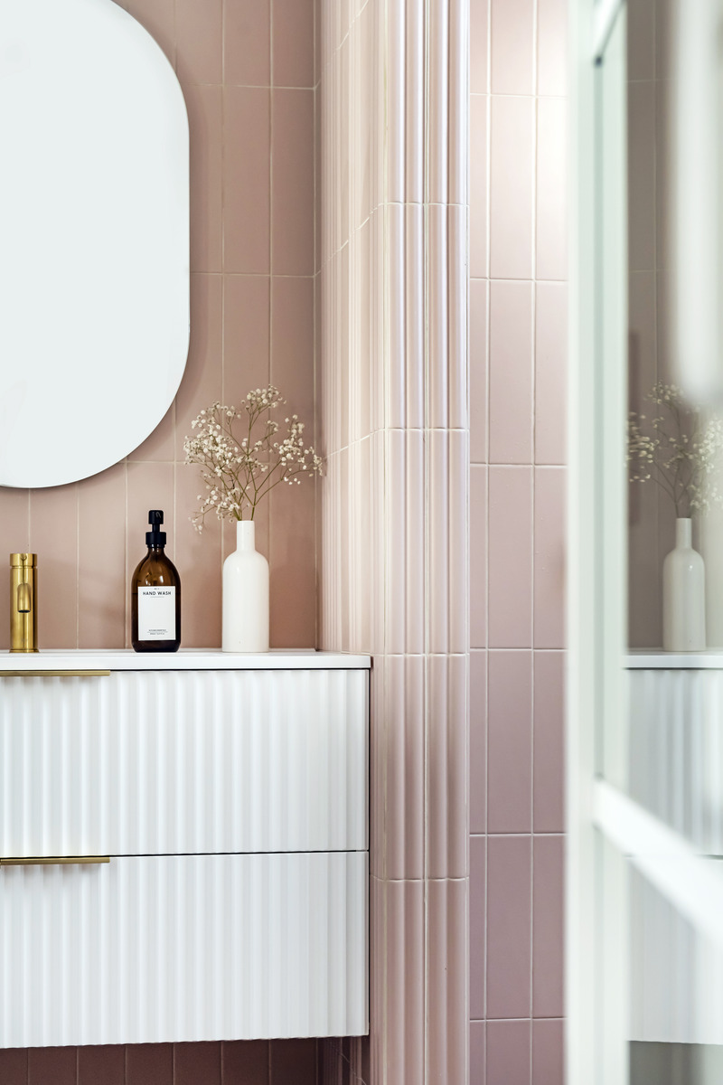 Press kit | 3083-04 - Press release | The Montmartre Apartment : A Parisian Design Jewel Blending Charm and Modernity - Imagine - Residential Interior Design - Bathroom - Photo credit: Julien Pépy