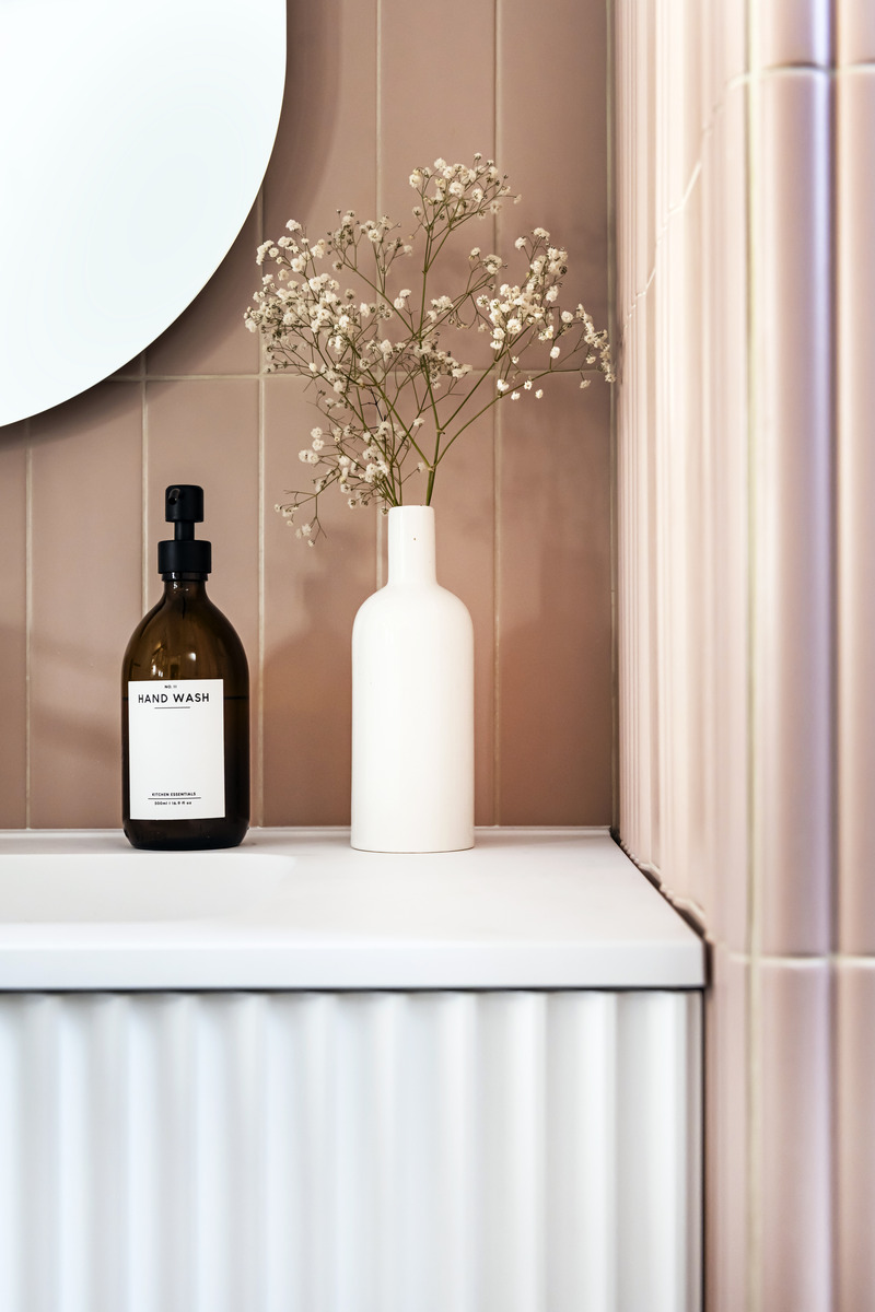 Press kit | 3083-04 - Press release | The Montmartre Apartment : A Parisian Design Jewel Blending Charm and Modernity - Imagine - Residential Interior Design - Bathroom - Photo credit: Julien Pépy