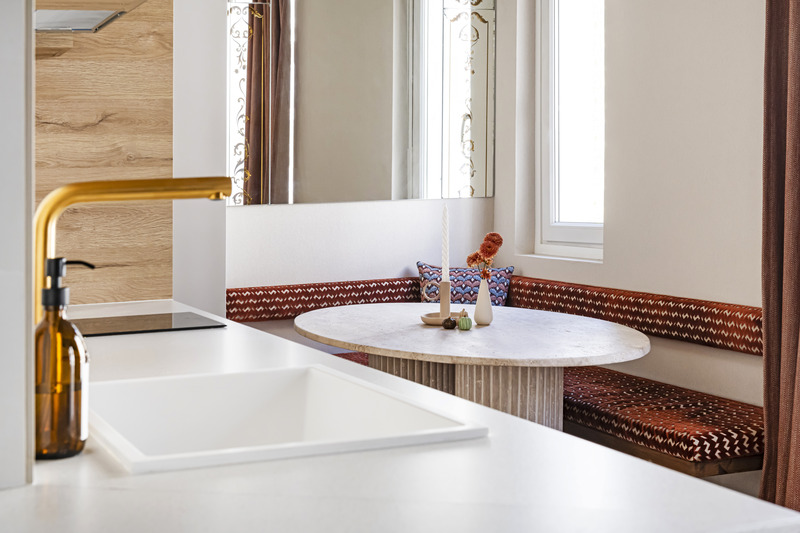 Press kit | 3083-04 - Press release | The Montmartre Apartment : A Parisian Design Jewel Blending Charm and Modernity - Imagine - Residential Interior Design - Dining room - Photo credit: Julien Pépy
