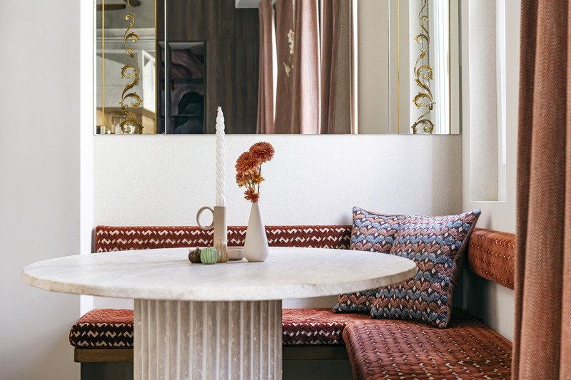 Press kit | 3083-04 - Press release | The Montmartre Apartment : A Parisian Design Jewel Blending Charm and Modernity - Imagine - Residential Interior Design - Dining room - Photo credit: Julien Pépy