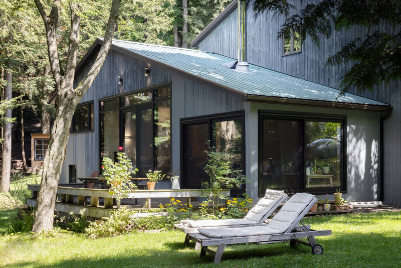 Dossier de presse | 3083-05 - Communiqué de presse | Le chalet Magog : un refuge luxueux en bord de Lac réalisé par Mélodie Violet, designer d'intérieur - Imagine - Design d’intérieur résidentiel - Extérieur - Crédit photo : Studio CRBN