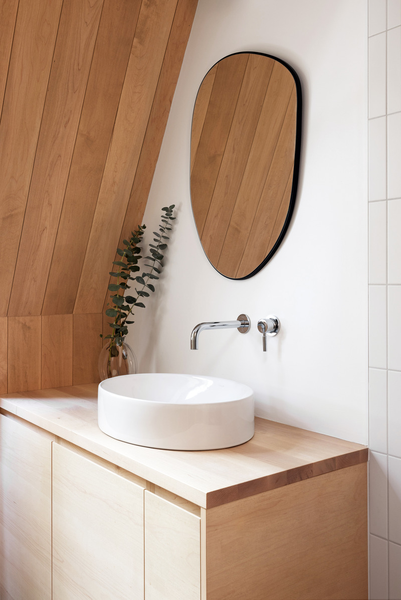 Dossier de presse | 3083-05 - Communiqué de presse | Le chalet Magog : un refuge luxueux en bord de Lac réalisé par Mélodie Violet, designer d'intérieur - Imagine - Design d’intérieur résidentiel - Salle de bain invité - Crédit photo : Studio CRBN