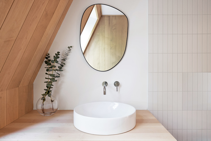 Dossier de presse | 3083-05 - Communiqué de presse | Le chalet Magog : un refuge luxueux en bord de Lac réalisé par Mélodie Violet, designer d'intérieur - Imagine - Design d’intérieur résidentiel - Salle de bain invité - Crédit photo : Studio CRBN