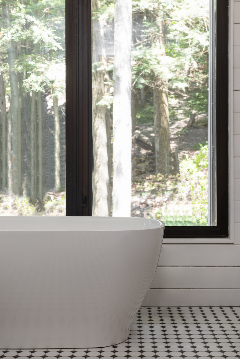 Dossier de presse | 3083-05 - Communiqué de presse | Le chalet Magog : un refuge luxueux en bord de Lac réalisé par Mélodie Violet, designer d'intérieur - Imagine - Design d’intérieur résidentiel - Salle de bain principale - Crédit photo : Studio CRBN