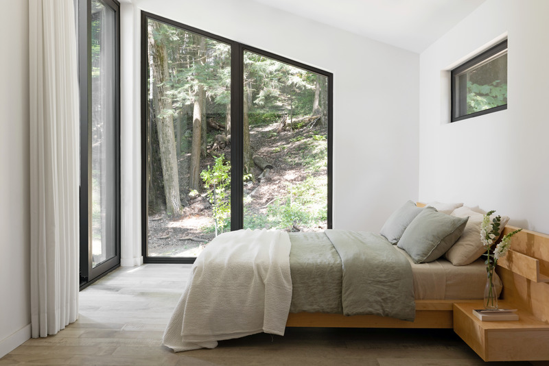 Dossier de presse | 3083-05 - Communiqué de presse | Le chalet Magog : un refuge luxueux en bord de Lac réalisé par Mélodie Violet, designer d'intérieur - Imagine - Design d’intérieur résidentiel - Chambre - Crédit photo : Studio CRBN
