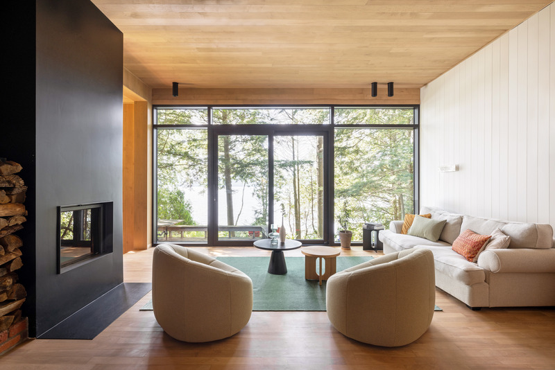 Dossier de presse | 3083-05 - Communiqué de presse | Le chalet Magog : un refuge luxueux en bord de Lac réalisé par Mélodie Violet, designer d'intérieur - Imagine - Design d’intérieur résidentiel - Salon - Crédit photo : Studio CRBN