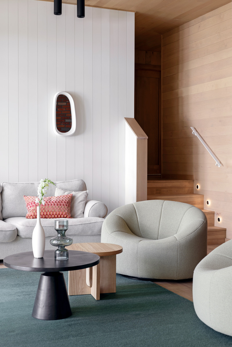 Dossier de presse | 3083-05 - Communiqué de presse | Le chalet Magog : un refuge luxueux en bord de Lac réalisé par Mélodie Violet, designer d'intérieur - Imagine - Design d’intérieur résidentiel - Salon - Crédit photo : Studio CRBN