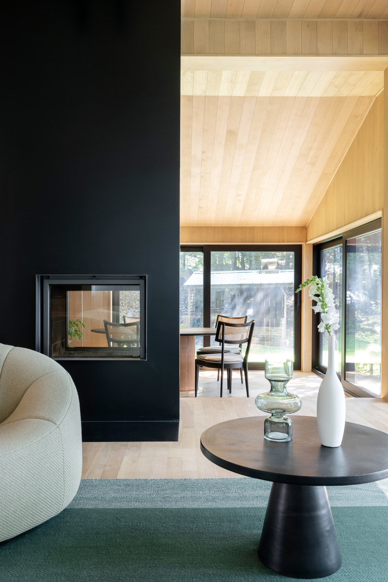 Dossier de presse | 3083-05 - Communiqué de presse | Le chalet Magog : un refuge luxueux en bord de Lac réalisé par Mélodie Violet, designer d'intérieur - Imagine - Design d’intérieur résidentiel - Salon - Crédit photo : Studio CRBN