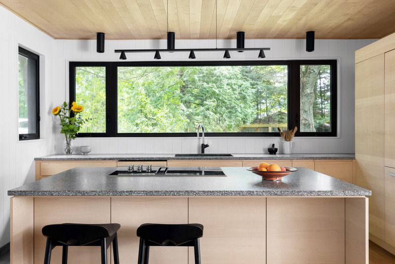 Dossier de presse | 3083-05 - Communiqué de presse | Le chalet Magog : un refuge luxueux en bord de Lac réalisé par Mélodie Violet, designer d'intérieur - Imagine - Design d’intérieur résidentiel - Cuisine - Crédit photo : Studio CRBN