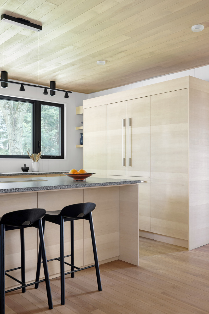 Dossier de presse | 3083-05 - Communiqué de presse | Le chalet Magog : un refuge luxueux en bord de Lac réalisé par Mélodie Violet, designer d'intérieur - Imagine - Design d’intérieur résidentiel - Cuisine - Crédit photo : Studio CRBN