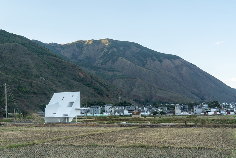 Dossier de presse | 5651-06 - Communiqué de presse | Concrete Pavilion - LIN architecture - Architecture industrielle - side view-winter - Crédit photo : zhuo hongduo