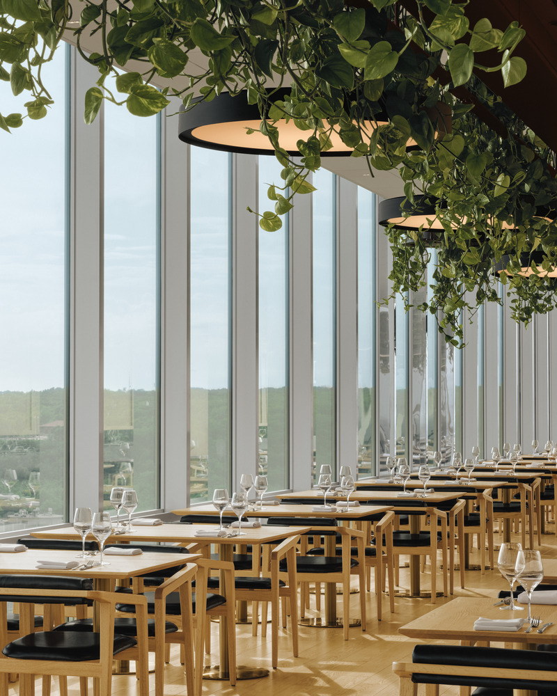 Press kit | 1303-19 - Press release | Modernist Elegance Meets Panoramic Views at Montreal’s New Culinary Destination - Sid Lee Architecture - Commercial Interior Design - 46th - Photo credit: Alex Lesage