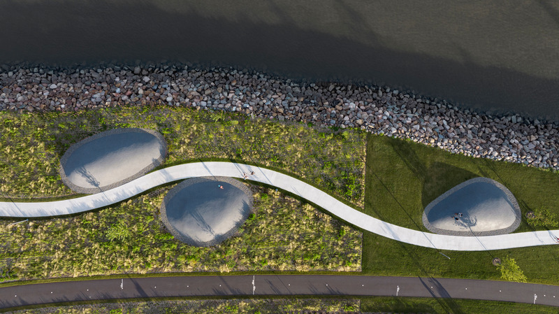 Press kit | 718-04 - Press release | Promenade Samuel-De Champlain, Phase 3 - Daoust Lestage Lizotte Stecker - Institutional Architecture -  Coastal Meadows; gardens composing a native coastal landscape, animated by giant pebbles  - Photo credit: Maxime Brouillet