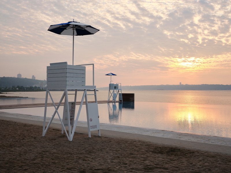 Press kit | 718-04 - Press release | Promenade Samuel-De Champlain, Phase 3 - Daoust Lestage Lizotte Stecker - Institutional Architecture -  <p class="">Beach sector; a swimming area offering the illusion of bathing in the river<br></p>  - Photo credit: Maxime Brouillet