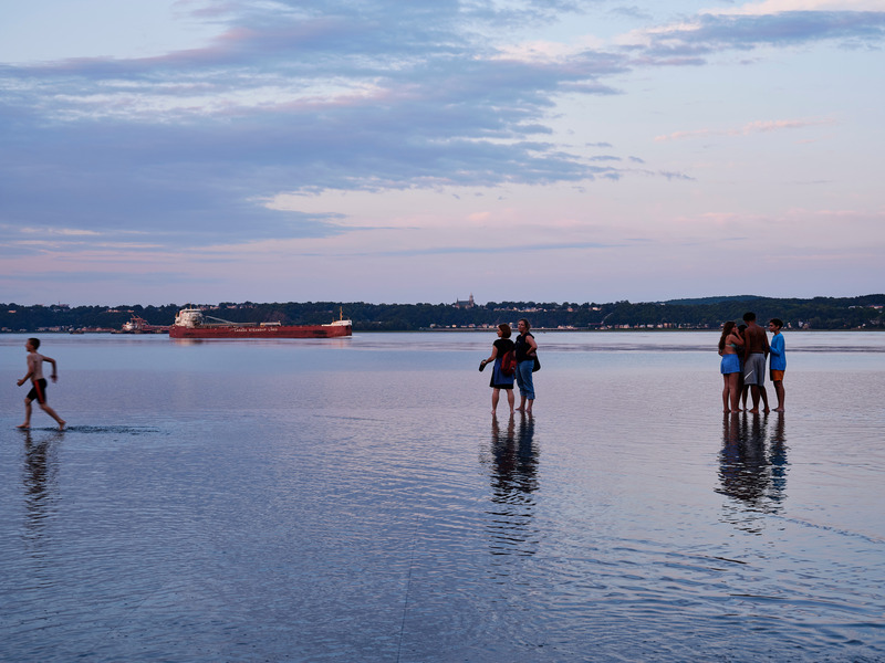 Press kit | 718-04 - Press release | Promenade Samuel-De Champlain, Phase 3 - Daoust Lestage Lizotte Stecker - Institutional Architecture -  Beach sector; a mirror of water with an infinite overflow line magnifying the river surface  - Photo credit: Maxime Brouillet