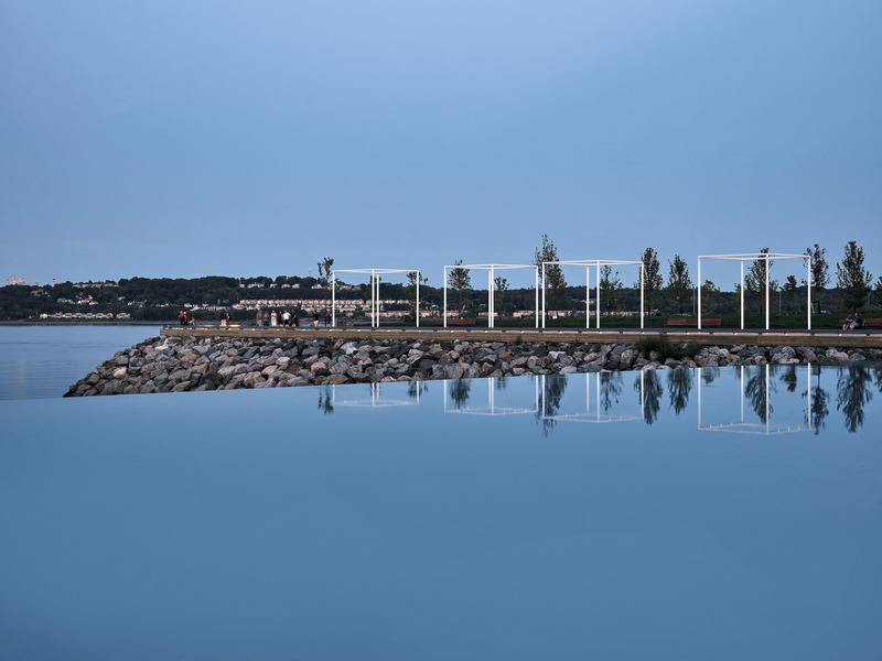 Press kit | 718-04 - Press release | Promenade Samuel-De Champlain, Phase 3 - Daoust Lestage Lizotte Stecker - Institutional Architecture -  Beach sector; a swimming area offering the illusion of bathing in the river  - Photo credit: Maxime Brouillet