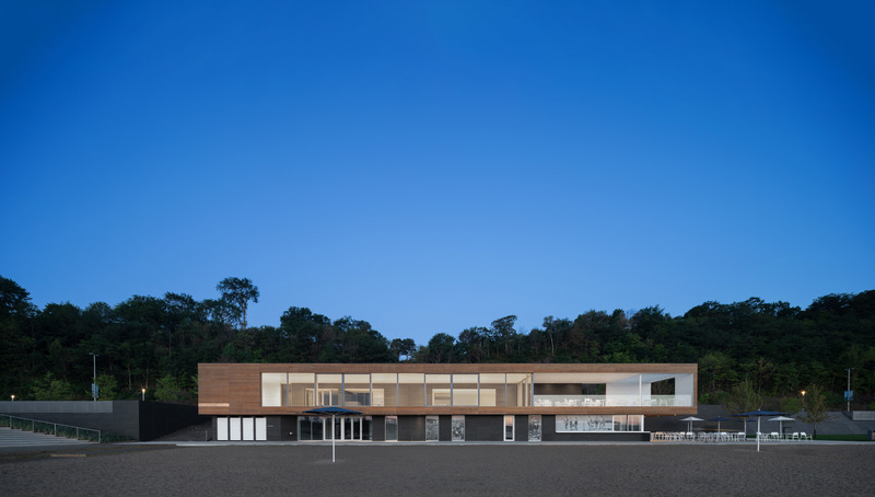 Press kit | 718-04 - Press release | Promenade Samuel-De Champlain, Phase 3 - Daoust Lestage Lizotte Stecker - Institutional Architecture -  Pavillon des Baigneurs; A service point enlivening and serving beach users  - Photo credit: Adrien Williams