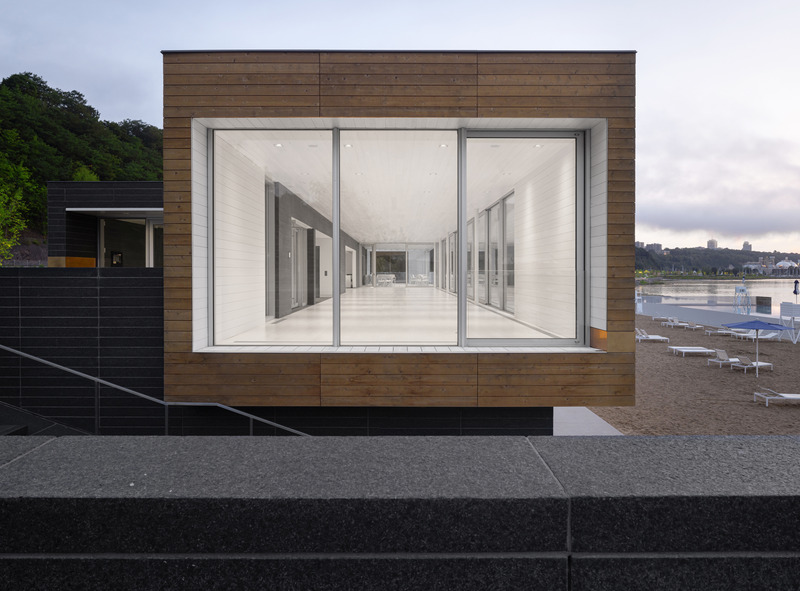 Press kit | 718-04 - Press release | Promenade Samuel-De Champlain, Phase 3 - Daoust Lestage Lizotte Stecker - Institutional Architecture -  Pavillon des Baigneurs; A service point enlivening and serving beach users  - Photo credit: Stephane Groleau
