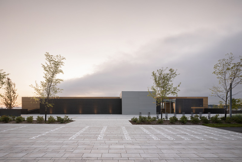 Press kit | 718-04 - Press release | Promenade Samuel-De Champlain, Phase 3 - Daoust Lestage Lizotte Stecker - Institutional Architecture -  Pavillon des Baigneurs; a built interface as a landmark, embracing its presence on the boulevard  - Photo credit: Stephane Groleau