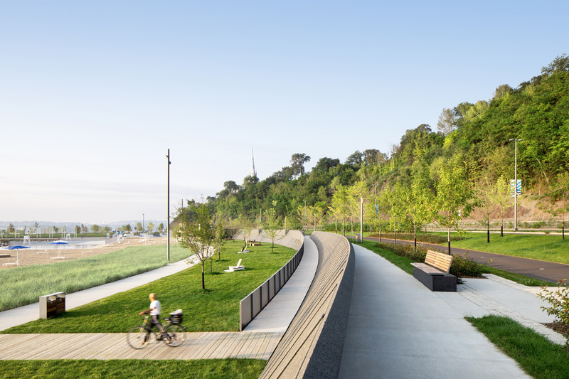 Press kit | 718-04 - Press release | Promenade Samuel-De Champlain, Phase 3 - Daoust Lestage Lizotte Stecker - Institutional Architecture -  Beach sector; the granite wall as an architectured fragment of the adjacent cliff  - Photo credit: Adrien Williams